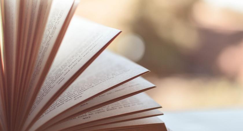 Przetrzymujesz książkę z Biblioteki? Oddaj ją,do końca roku! Unikniesz kary.