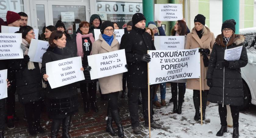Protest Pracowników Prokuratury we Włocławku. Czego oczekują?