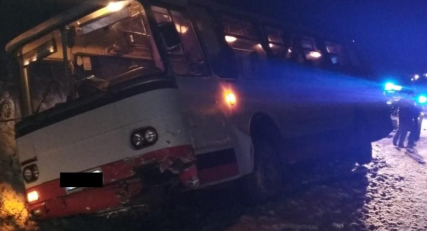 Wypadek w miejscowości Długie. Autobus zderzył się z osobówką [ZDJĘCIA]