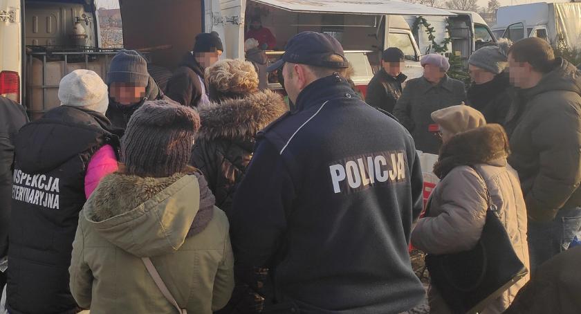 Kontrole policji i służb na targowisku i sklepach w Radziejowie [ZDJĘCIA]