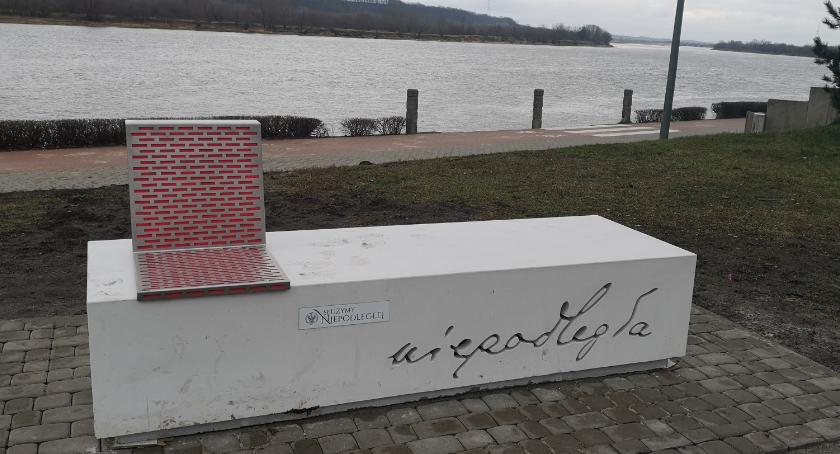 Ławka Niepodległości stanęła na Bulwarach we Włocławku [VIDEO, ZDJĘCIA]