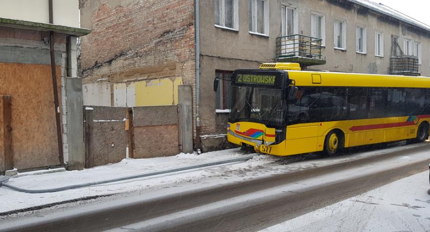 Autobus MPK ściął latarnię we Włocławku na Chmielnej [ZDJĘCIA]