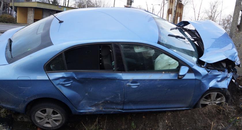 Wypadek w Samszycach w powiecie radziejowskim. Skoda wpadła do rowu [ZDJĘCIA]