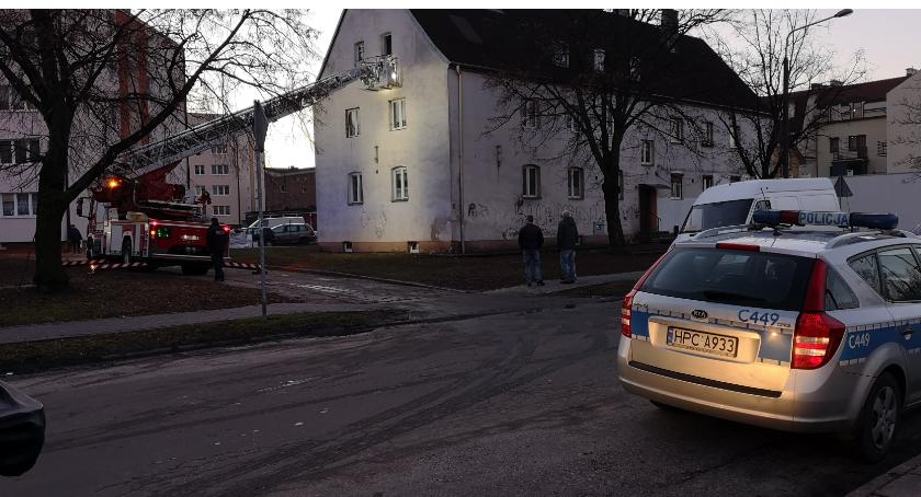 Akcja straży i policji na Staszica we Włocławku. Musieli wejść przez okno [VIDEO, FOTO]