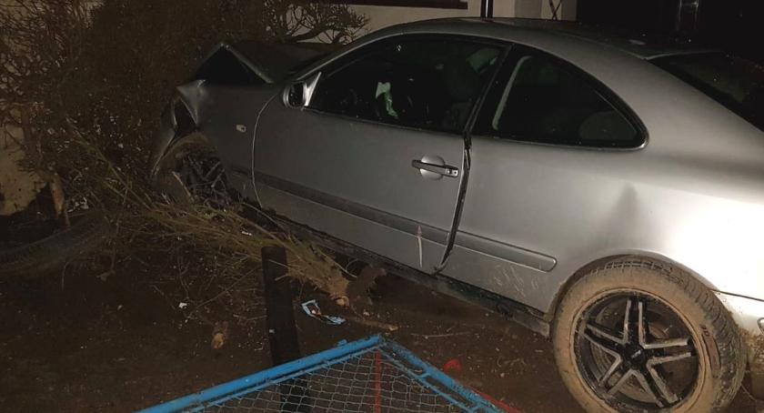 Mercedes wjechał w budynek w gminie Lipno. Kto prowadził samochód ? [ZDJĘCIA]