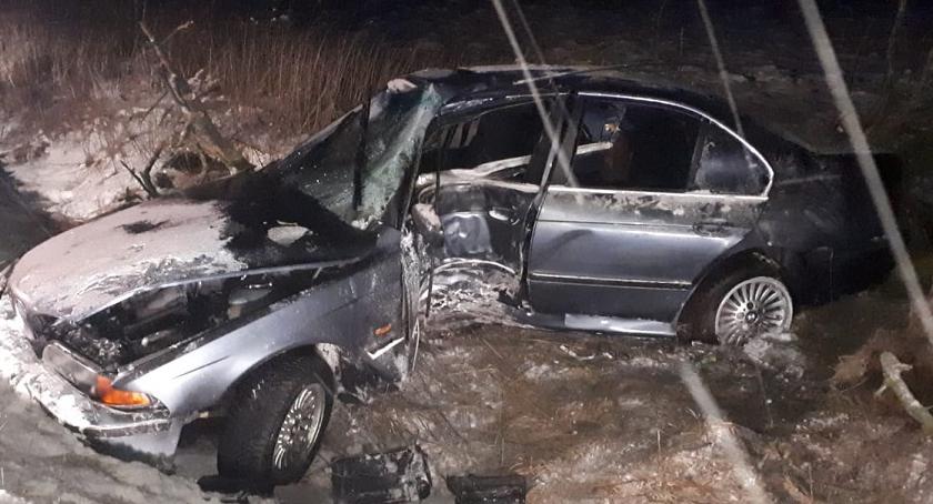 BMW uderzyło w drzewo w powiecie rypińskim. 5 osób trafiło do szpitala