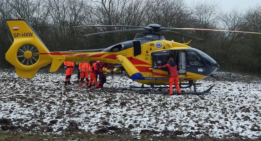Wypadek przy wycince drzew w Radziejowie. 48-latka zabrał śmigłowiec do szpitala