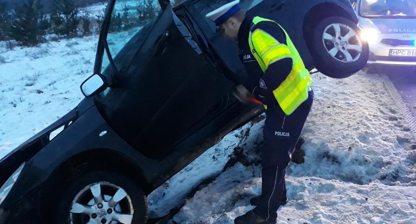 Wypadek w Starorypinie Rządowym. Kierowca wjechał do rowu. Pasażer w szpitalu [FOTO]