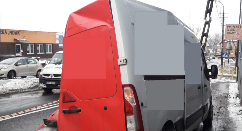 Zderzenie ciężarówki z busem w Lipnie. Renault wgnieciony w latarnię [ZDJĘCIA]