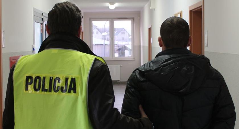 Kradzież rozbójnicza w jednym ze sklepów w Lipnie. Złodziej podarł odzież pracownikowi ochrony