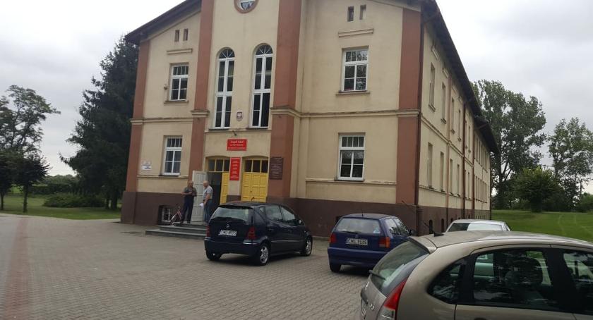 Uczniowie nauczyciele mieszkańcy za Marysinem. Ostry bój o szkołę w Lubrańcu