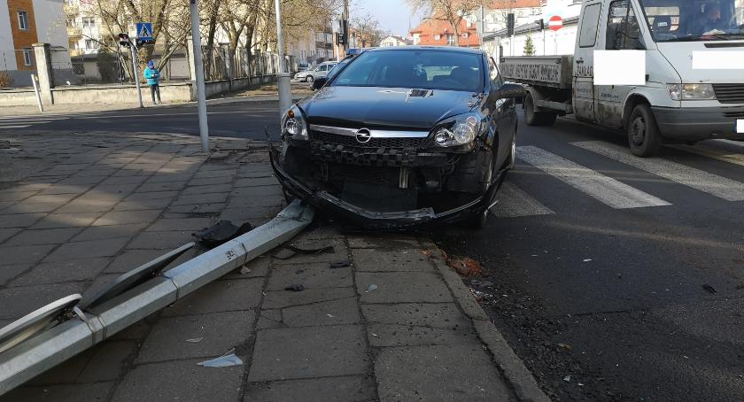 We Włocławku opel uderzył w seata a potem ściął słup oświetleniowy [FOTO]