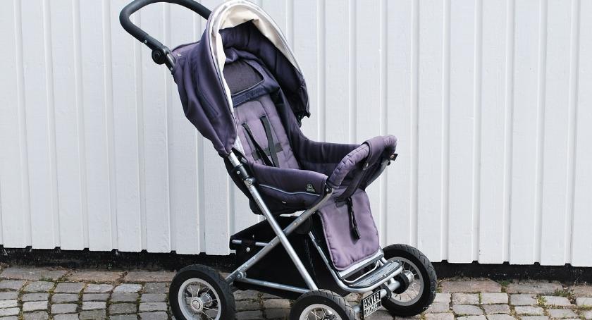 Pijany z dwuletnim dzieckiem we Włocławku wjeżdżał wózkiem pod jadące pojazdy. Policja prosi o konta