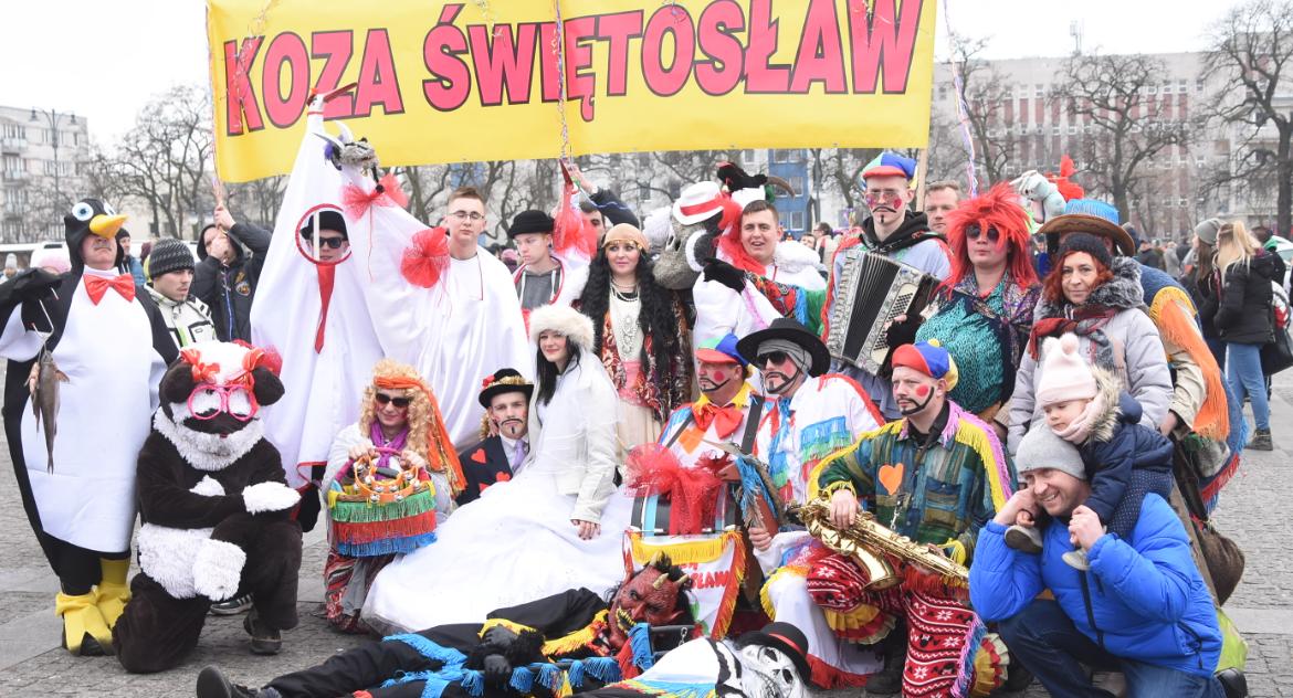 Korowód Grup Zapustnych 2019 we Włocławku. Kozy, diabły, bociany [ZDJĘCIA VIDEO]