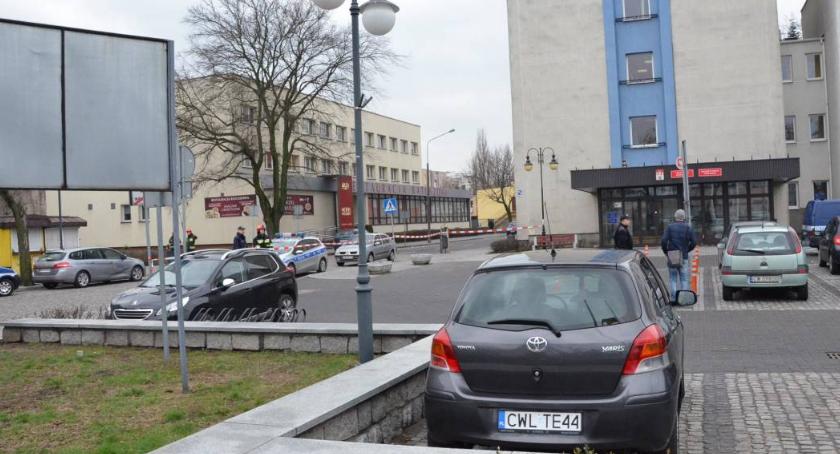 Bomba za bombą we Włocławku. Instytucje nie pracują. Co robią policjanci?