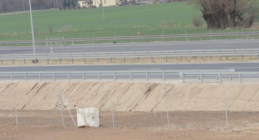 Honker samochód Wojska Polskiego dachował na autostradzie A1 pod Włocławkiem