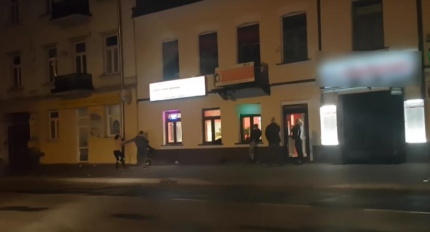 Bójka dwóch młodych kobiet na Placu Wolności we Włocławku [VIDEO]