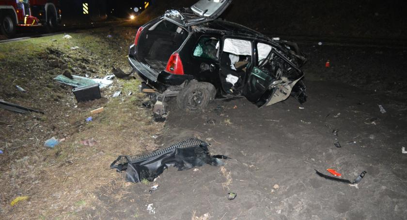 Wypadek w Kaczewie. 19 latek rozbił auto uderzając w wiadukt kolejowy