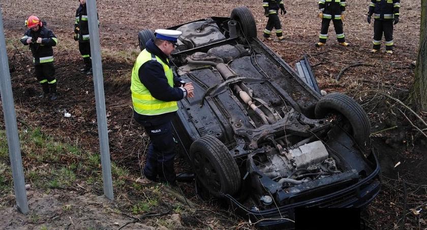21-latka wpadła samochodem do rowu i dachowała [FOTO]