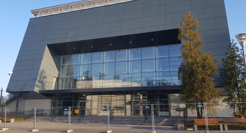Z wyremontowanej hali OSiR odpadają płyty. Jest wynik ekspertyzy. Co dalej?
