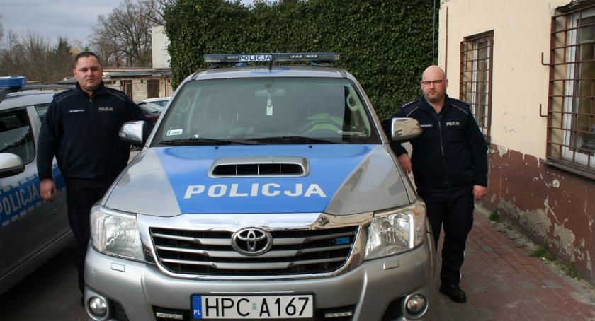 Policjanci uratowali krwawiącego mężczyznę. Kiedy weszli do domu tryskała krew