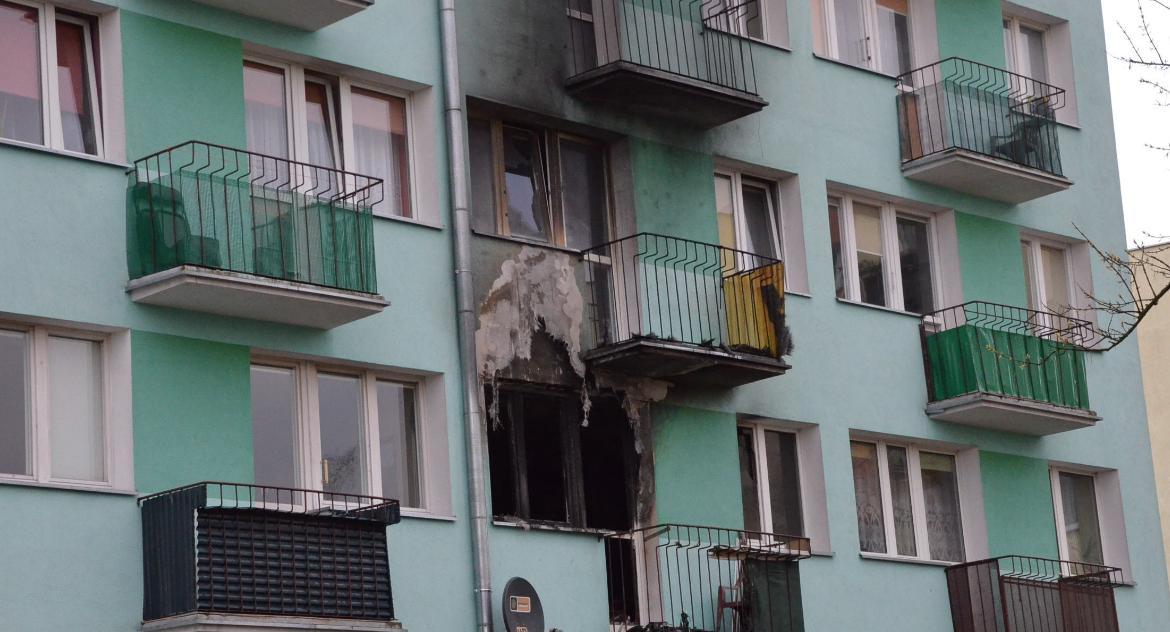 Tragiczny pożar na Dziewińskiej we Włocławku.12 osób w szpitalu, jedna nie żyje