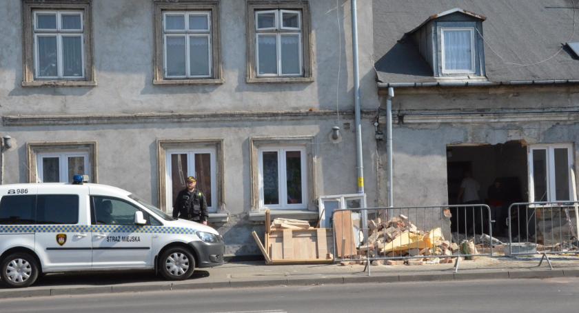 Samochód osobowy wjechał w dom przy Stodólnej we Włocławku [FOTO VIDEO]