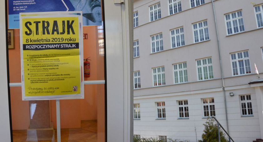 Strajk nauczycieli 2019 we Włocławku. Wiemy ilu nauczycieli protestuje. Kto nie strajkuje? 