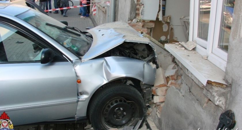 Audi rozbiło ścianę domu we Włocławku. 4 osoby w tym 2 dzieci były w mieszkaniu