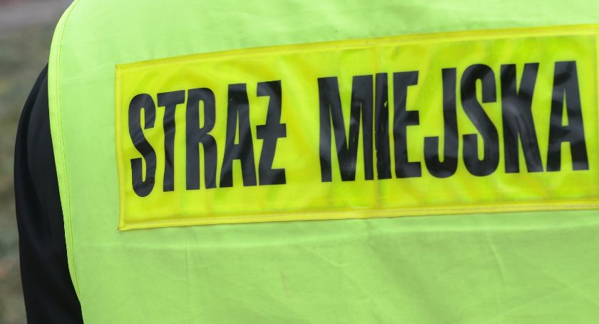 Strażnicy Miejscy ratowali mężczyznę we Włocławku. Musieli wybić szybę w aucie