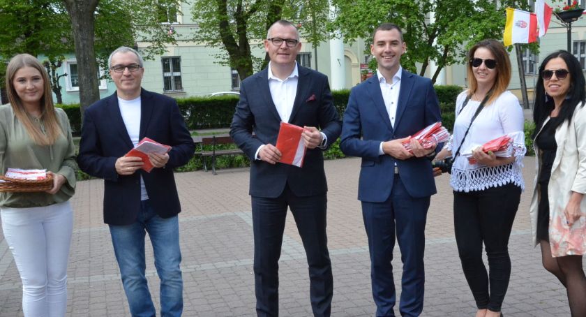Władze Brześcia Kujawskiego wręczyły 300 flag [ZDJĘCIA]