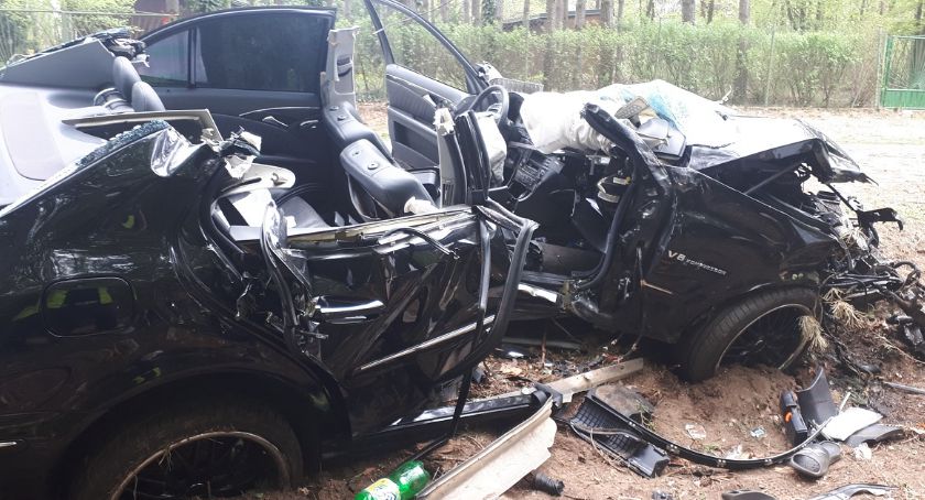 Groźny wypadek w powiecie rypińskim. Mercedes uderzył w drzewa [ZDJĘCIA]