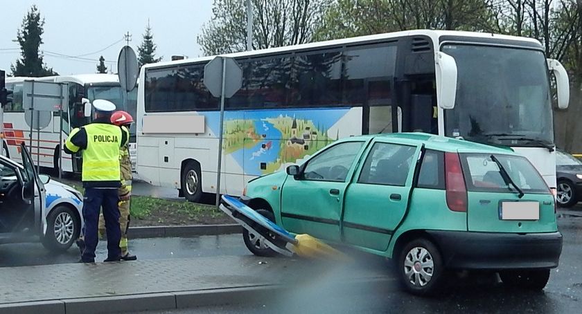 Zderzenie fiata z autokarem. Punto wylądowało na znaku drogowym [ZDJĘCIA]