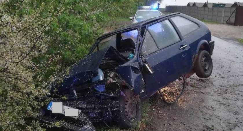 Volkswagen wjechał do rowu. Na tylnej kanapie spał 64 latek [ZDJĘCIA]