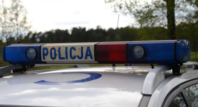 Policyjny pościg za 21-latkiem. Wjechał w drogę polną i zaczął uciekać pieszo