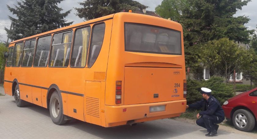 Nastolatka wypadła z autobusu szkolnego