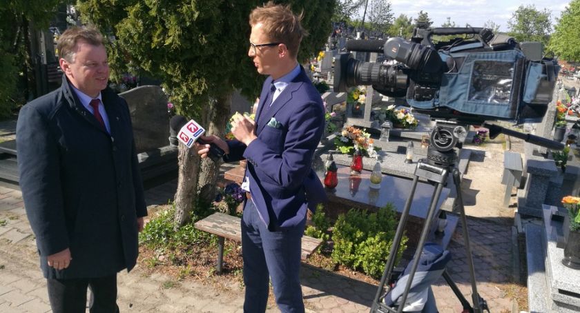 Ekipa Wydarzeń Polsatu pojawiła się w Kowalu. Chodzi o cmentarz w miasteczku
