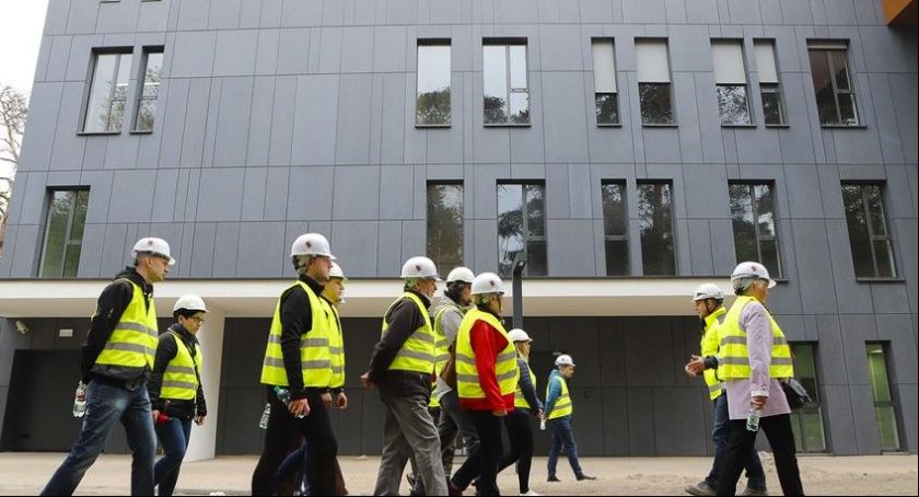 Inwestycja za 560 milionów powstaje w Kujawsko-Pomorskim. Robot przygotuje zestaw leków