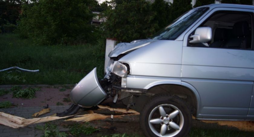 Pijana 62-latka volkswagenem ścięła kilka drzew i staranowała płot
