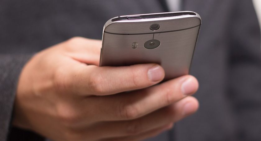 Napadli na młodego mężczyznę. Zabrali telefon, pieniądze i kluczyki do 2 samochodów