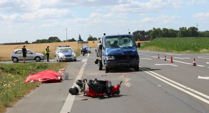 Tragiczne zderzenie motoroweru z lawetą w Mogilnie. Nie żyją 2 osoby