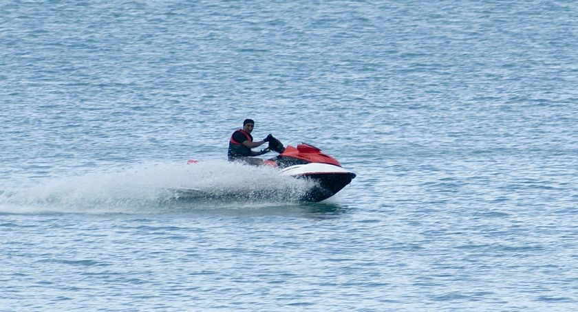 Pogoń za skuterem wodnym. 29-latek najpierw uciekał na skuterze, potem wpław