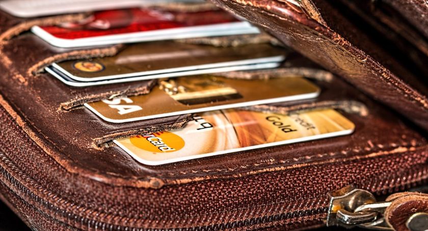 Mieszkaniec powiatu włocławskiego zgubił karty bankomatowe. 21-latek to wykorzystał