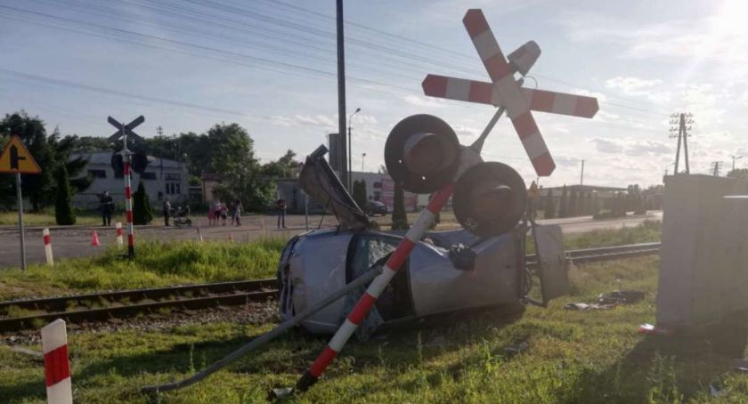 Tragedia na przejeździe kolejowym w powiecie świeckim. Volkswagen uderzył w pociąg