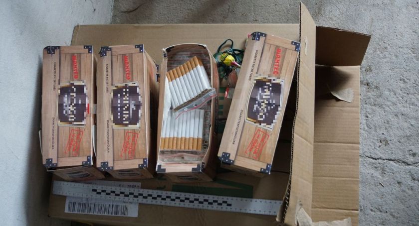 Straty ponad 54,5 tysiąca. Policjanci odkryli dziesiątki kilogramów krajanki i tysiące papierosów
