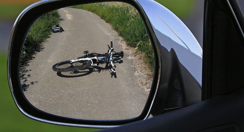 Tragiczny wypadek w regionie. Rowerzysta zderzył się z oplem