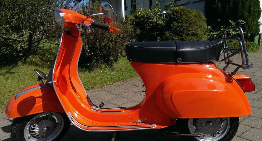 Policjant zatrzymał motorowerzystę. Ten przewrócił się na jezdnię