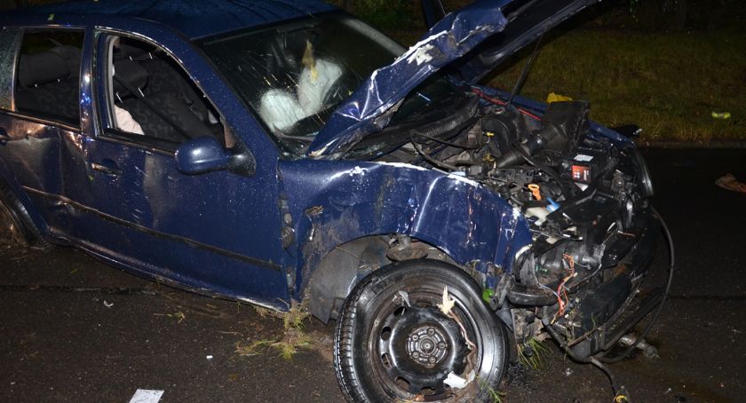 Śmiertelny wypadek w Kikole. Golf uderzył w drzewo a potem w ogrodzenie