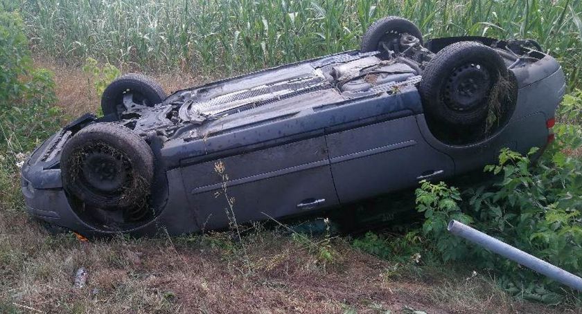Wypadek w miejscowości Przewozie w Gminie Piotrków Kuj. Volvo ścięło znak i dachowało