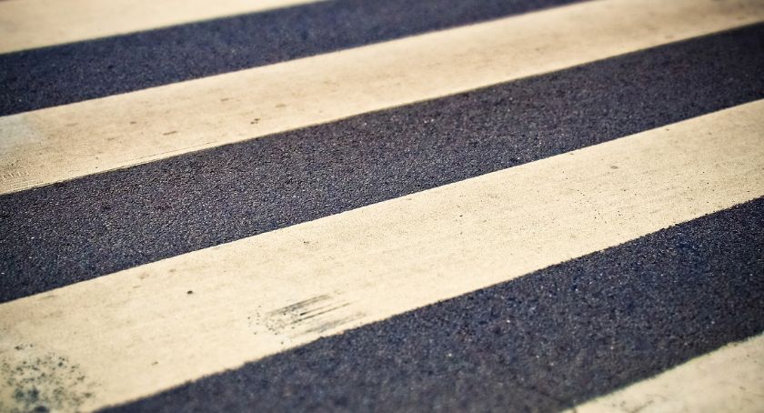 Tragiczne zderzenie dwóch aut w Bydgoszczy. Samochód uderzył w znak a ten w pieszego